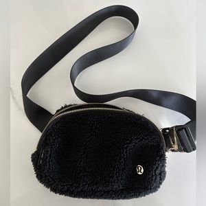 Lululemon Everywhere Belt Bag Fleece in Black/Gold AUTHENTIC